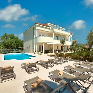 Luxury Klara Bed & Breakfast